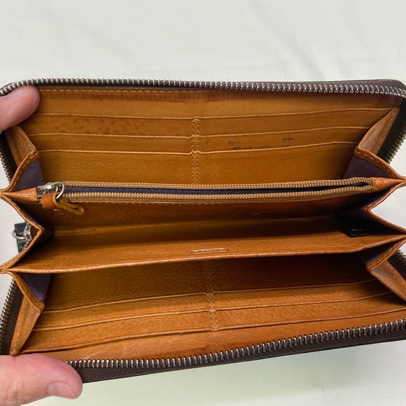 Coach Women’s Zip Wallet – Dark Brown Pebbled Leather, Great Condition - Picture 4 of 6